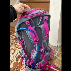 Women’s 22 Liter Camelback hiking pack with bladder. Brand New!